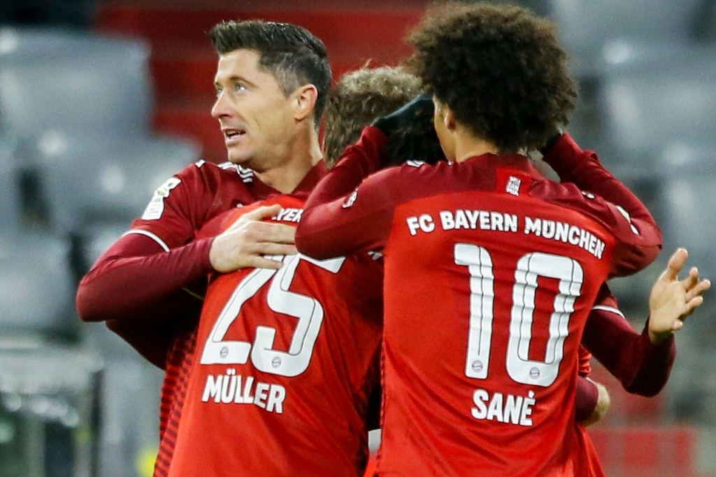 لاعبو بايرن ميونيخ يحتفلون بهز شباك لايبزيغ (3-2) في الدوري الالماني في الخامس من شباط/فبراير 2022.(ا ف ب)