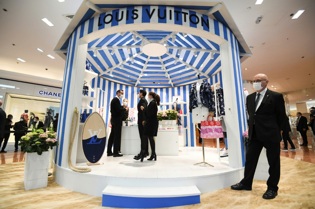 تقوم العلامات التجارية الفاخرة مثل Louis Vuitton بإدارة المخزون بعناية أكبر وإعادة تدوير البضائع وتقديم التبرعات لأن التخلص من البضائع غير المباعة لم يعد خيارًا متاحًا (أ ف ب)