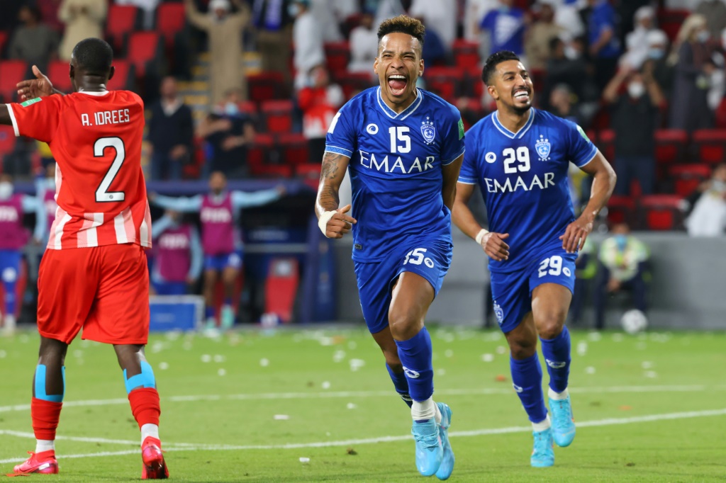 لاعب وسط الهلال البرازيلي ماثيوس بيريرا محتفلا بتسجيله هدفا في مرمى الجزيرة الاماراتي في مونديال الاندية. 6 شباط/فبراير 2022(ا ف ب)