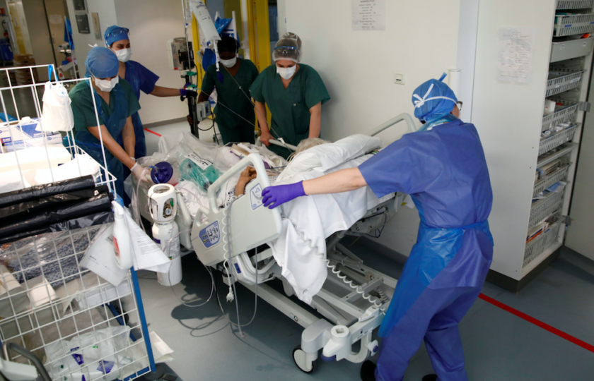 تجهيزات المستشفيات في فرنسا لاستقبال مرضى كورونا (ا ف ب)