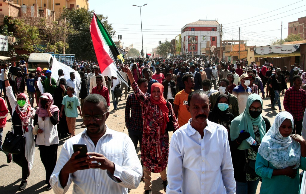    متظاهرون سودانيون خلال تجمع للاحتجاج على الانقلاب العسكري في الخرطوم في 30 كانون الثاني/يناير 2022 (أ ف ب)   