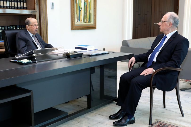 الرئيس اللبناني ميشال عون، اليوم، مع وزير الدفاع موريس سليم (موقع الرئاسة اللبنانية)