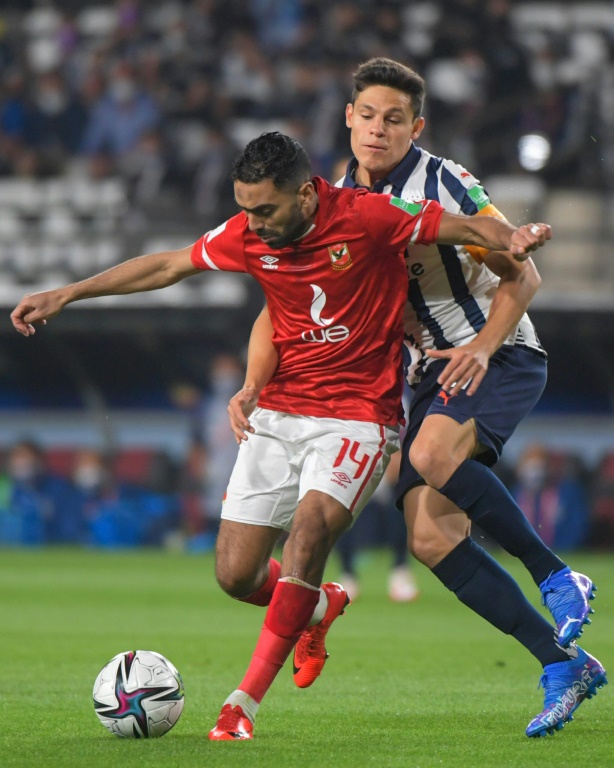جناح الاهلي المصري حسين الشحات يحاول تخطي لاعب وسط مونتيري المكسيكي الفونسو غونساليس في مباراة الفريقين في ربع نهائي مونديال الاندية في ابوظبي في الخامس من فبراير 2022 (ا ف ب)