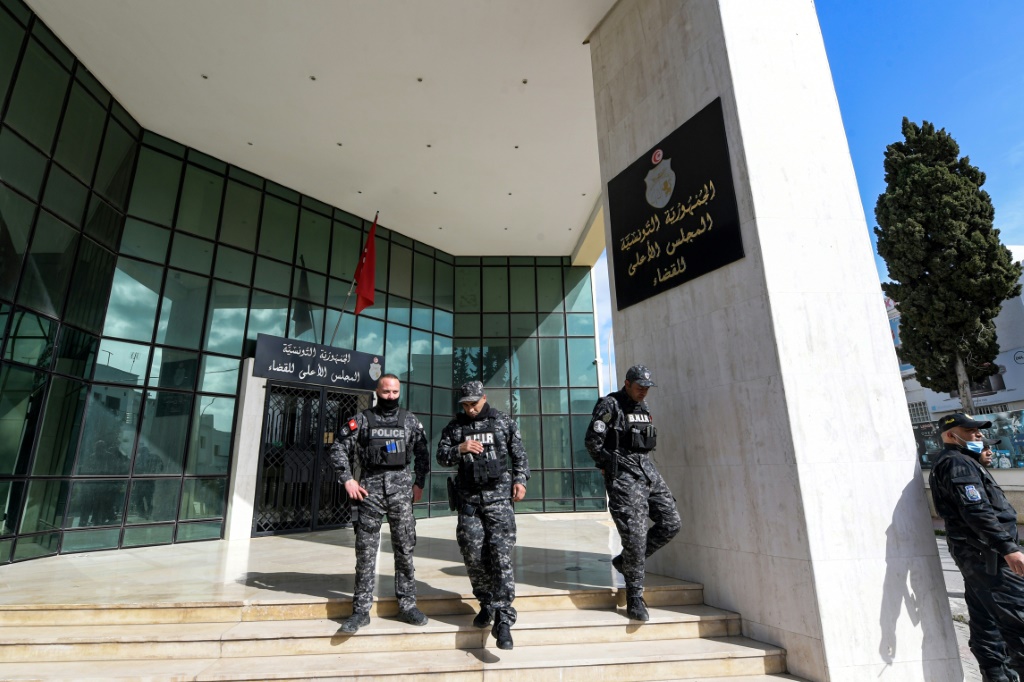 عناصر من قوات الأمن التونسية يقفون خارج المقر المغلق لمجلس القضاء الأعلى التونسي في العاصمة تونس في 7 فبراير 2022 (أ ف ب)