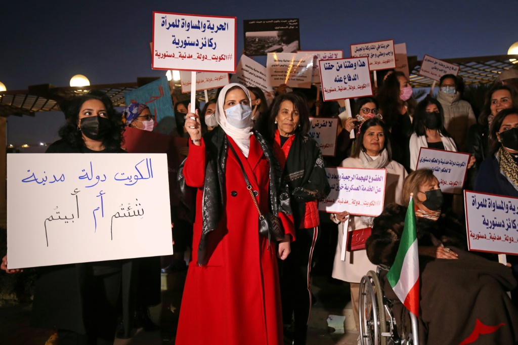 مشاركات في وقفة احتجاجية ضد منع جلسة يوغا نسائية أمام مقر مجلس الأمة الكويتي في السابع من شباط/فبراير 2022(ا ف ب)