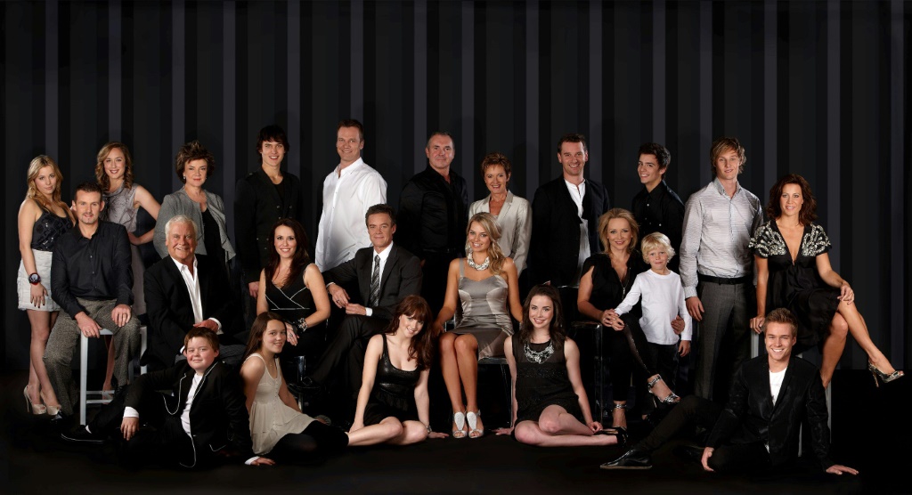 صورة غير مؤرخة نشرتها القناة العاشرة الأسترالية في 26 آب/أغسطس 2010 تظهر كامل أعضاء مسلسل "نيبرز" الأسترالي في مدينة ملبورن(ا ف ب)