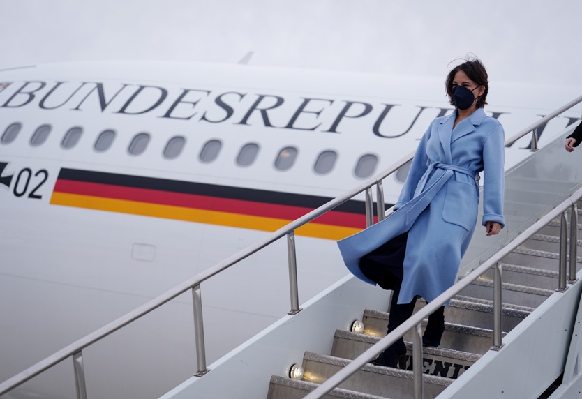 وزيرة الخارجية الألمانية تسير في ممر الطائرة بعد هبوطها في واشنطن (د ب أ)