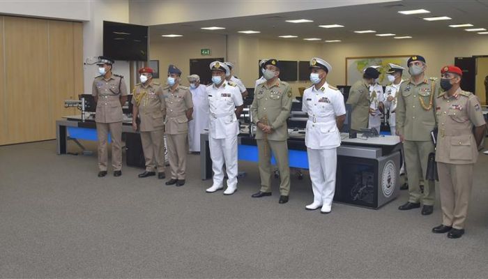 رئيس هيئة الأركان المشتركة بجمهورية باكستان يزور مركز الأمن البحري(العمانية)