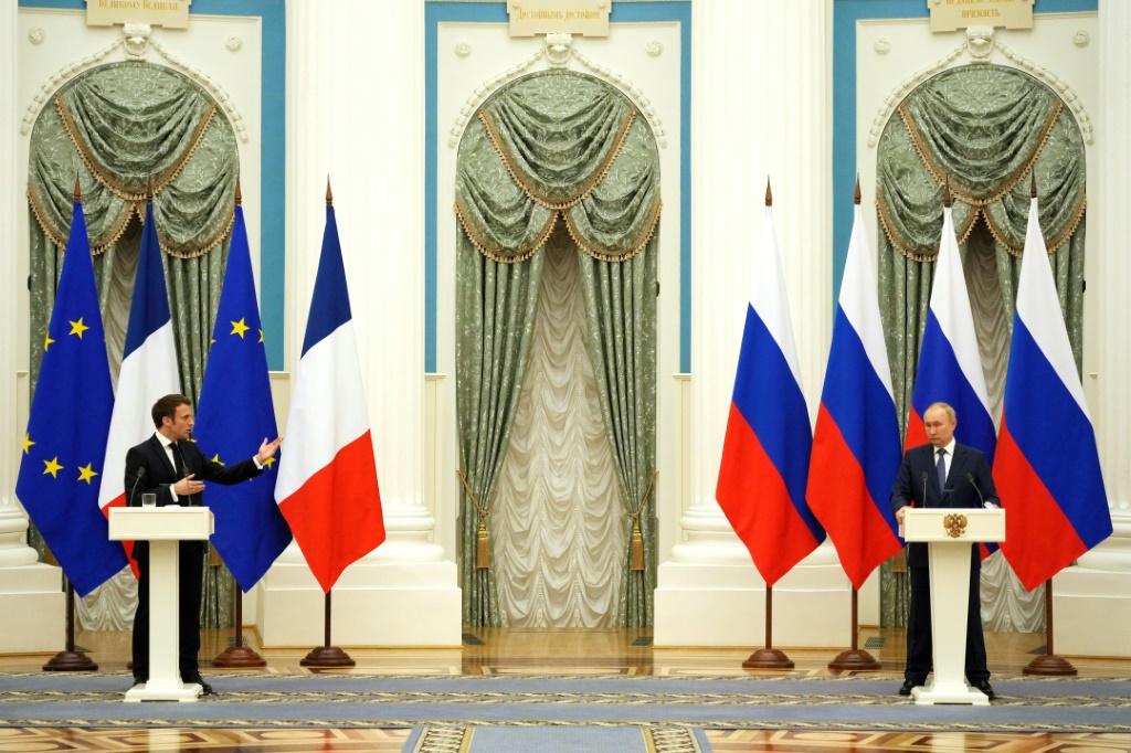 الرئيس الروسي فلاديمير بوتين ونظيره الفرنسي ايمانول ماكرون (أ ف ب)