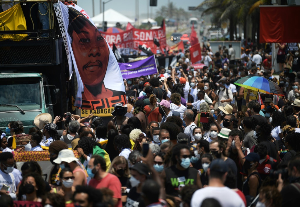 صورة مؤرخة في 5 فبراير 2022 في ريو دي جانيرو لمحتجين على مقتل الشاب مويس كاباغامبي (ا ف ب)