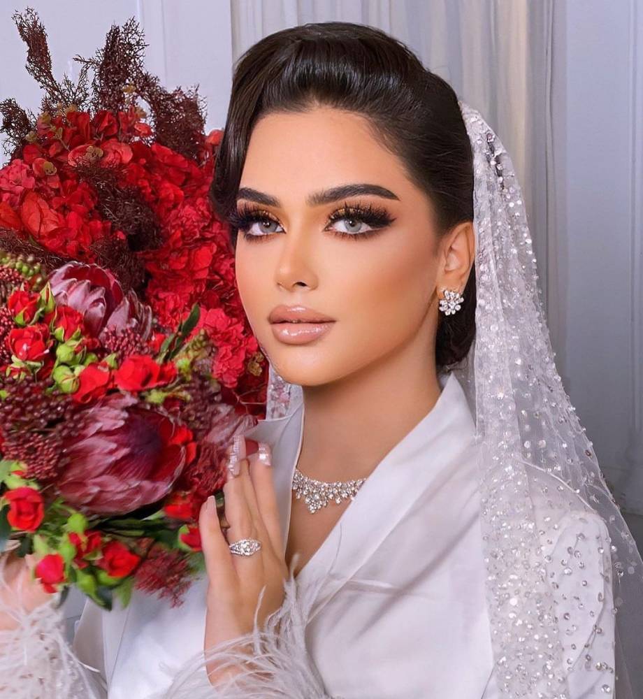 مكياج نيود ناعم وفخم للعروس الإماراتية من خبيرة المكياج فايزة القاصدي(الصورة من حسابها على إنستغرام)