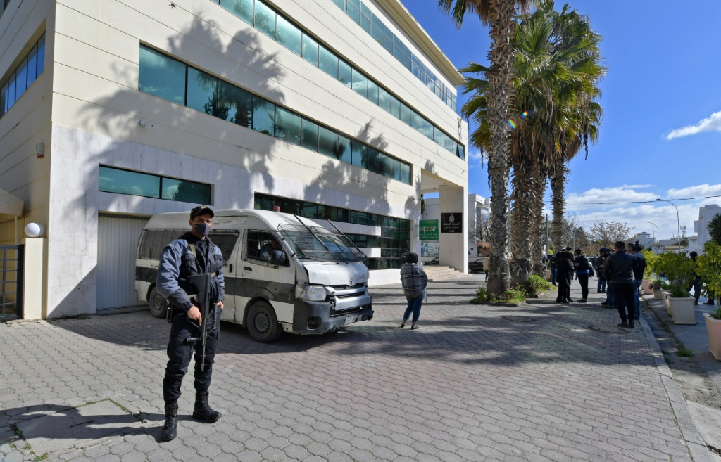 عناصر من قوات الأمن التونسية ينتشرون أمام مقر المجلس الأعلى للقضاء في العاصمة في 7 شباط/فبراير 2022(ا ف ب)