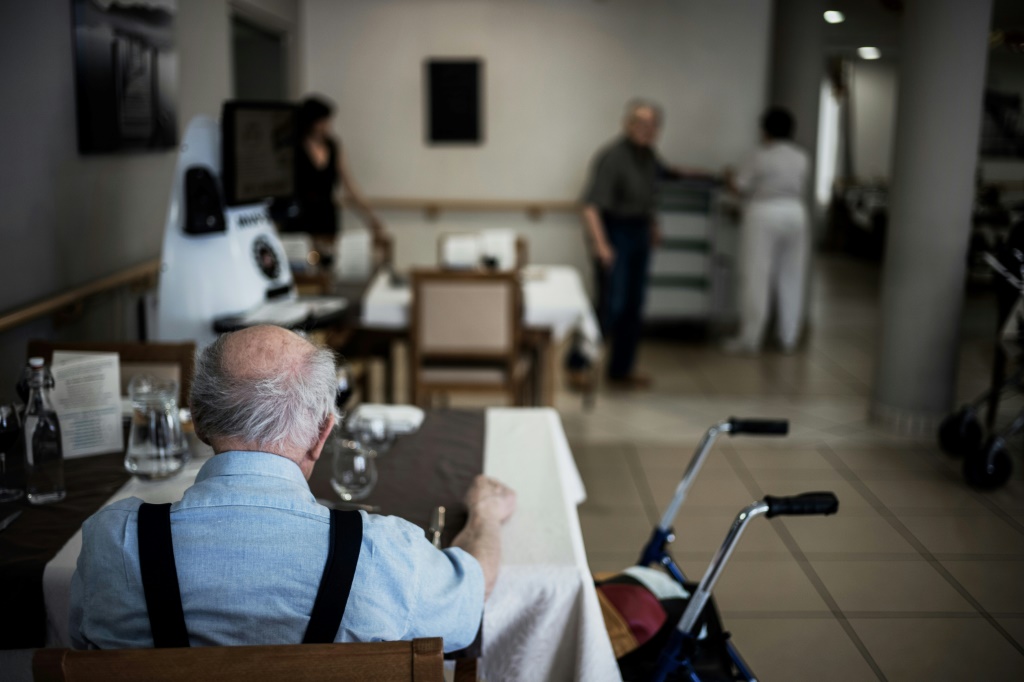 مسنّون داخل مطعم تابع لدار مسنين في روان الفرنسية في 25 أيار/مايو 2018(ا ف ب)