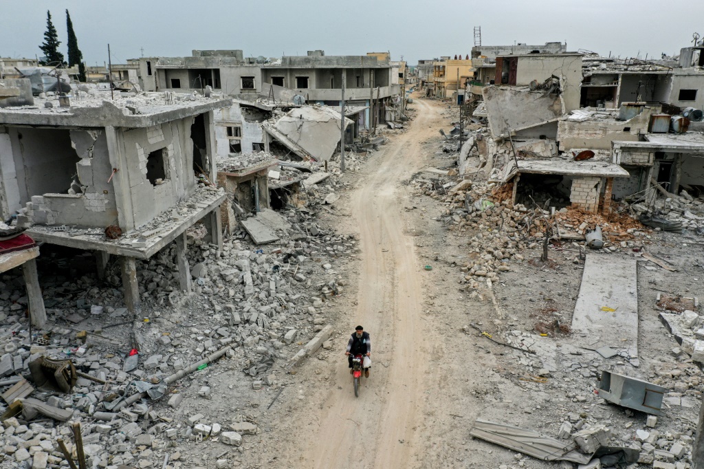 لقطة من الجو يعود تاريخها إلى 12 آذار/مارس 2020 تظهر الدمار الذي تعرّضت له بلدة آفس السورية في إدلب جراء القتال والقصف(ا ف ب)
