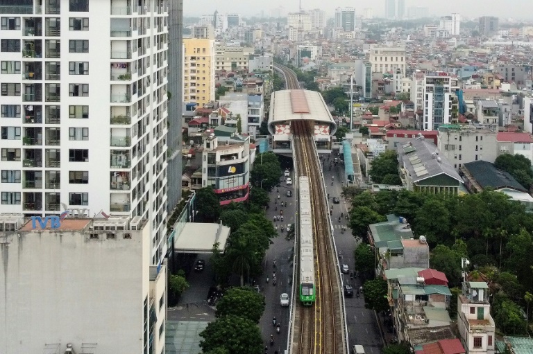 أول قطار مترو حضري في هانوي في أول يوم من تشغيله (ا ف ب)