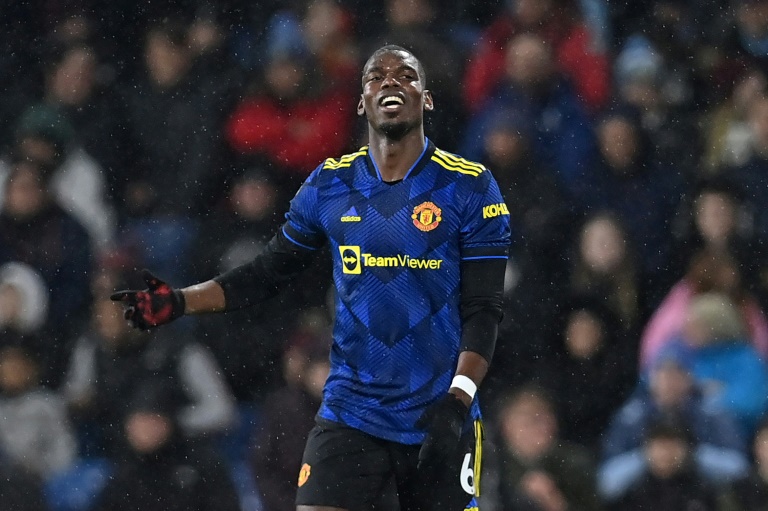لاعب وسط مانشستر يونايتد الدولي الفرنسي بول بوغبا يحتفل بهدفه في مرمى بيرنلي (1-1) في الدوري الانكليزي في الثامن من شباط/فبراير 2022 (اف ب).