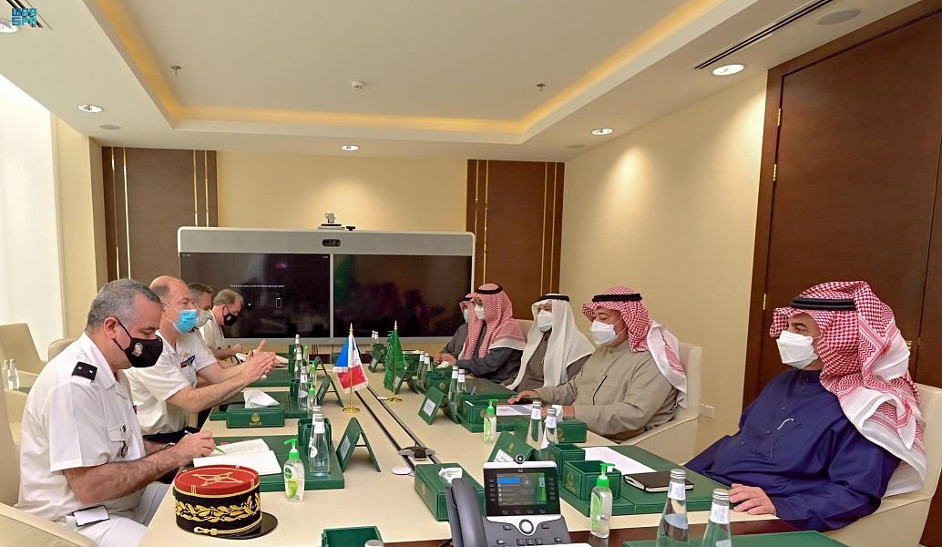 مساعد وزير الدفاع للشؤون التنفيذ‏ية السعودي ، الدكتور خالد بن حسين البياري، بمدير التطوير الدولي بوزارة القوات المسلحة الفرنسية الفريق تييري كارلييه.(واس)