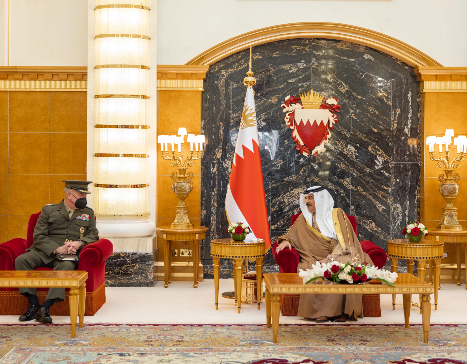 الملك  البحريني حمد بن عيسى آل خليفة  في قصر الصخير الفريق أول كينيث ماكينزي قائد القيادة المركزية الأمريكية(بنا)