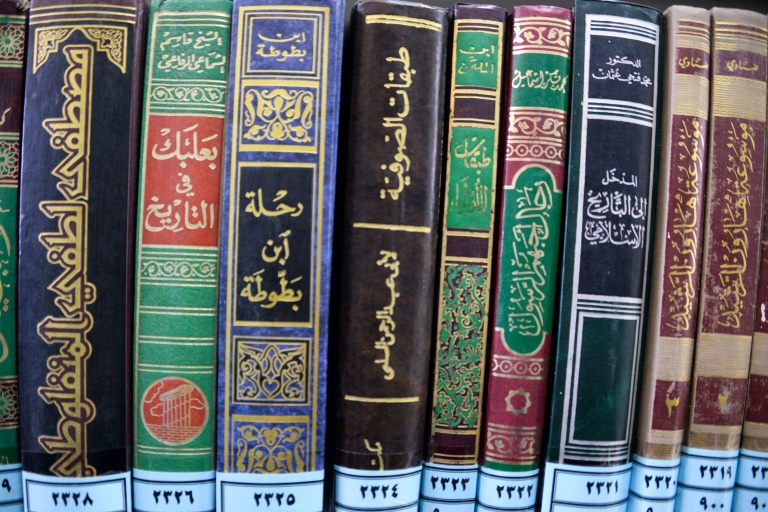  كتب على رفوف مكتبة الموصل في شمال العراق في 31 كانون الثاني/يناير 2022 (ا ف ب)