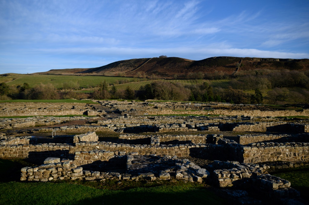 آثار قلعة فيندولاندا الأثرية الرومانية على بعد كيلومتر واحد جنوب جدار هادريان ، بالقرب من هيكسهام في شمال إنكلترا في 19 كانون الثاني/يناير 2022(ا ف ب)