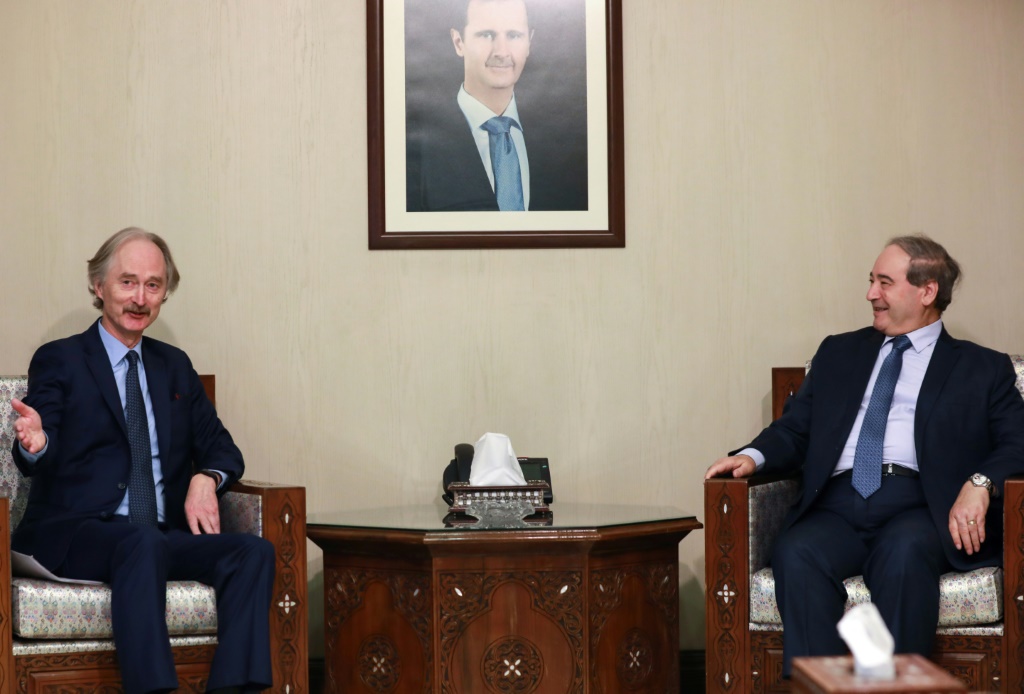 وزير الخارجية السوري فيصل المقداد (يمين) مستقبلا المبعوث الخاص للامم المتحدة الى سوريا غير بيدرسون في دمشق في 12 كانون الأول/ديسمبر 2021.(ا ف ب)