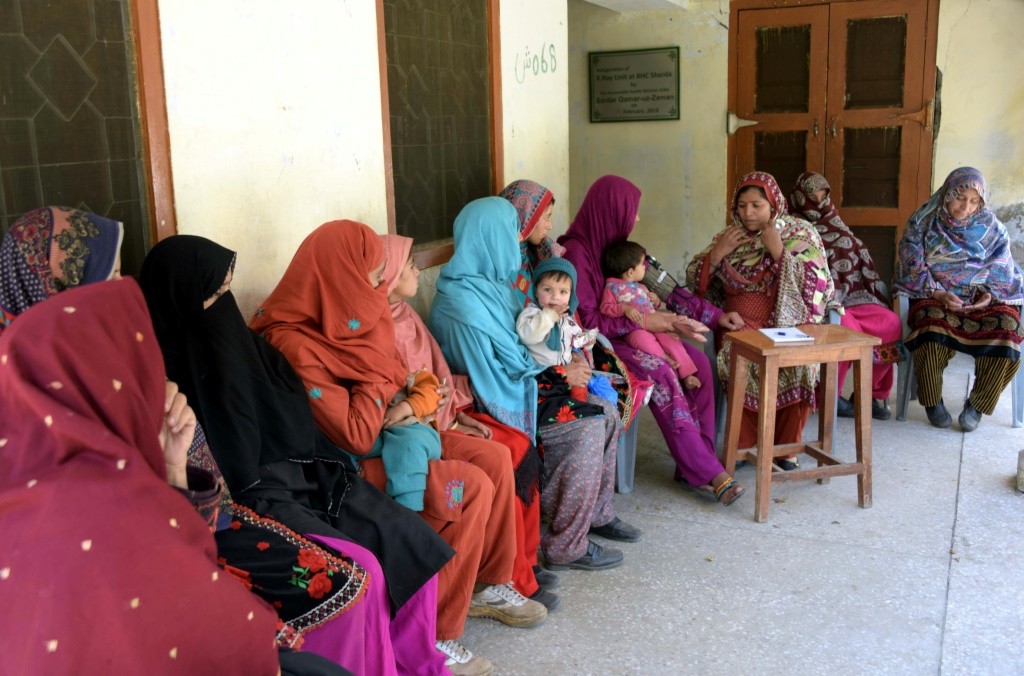 نساء باكستانيات حوامل في مركز طبي في بلدة شاردا في 27 ايار/مايو 2016(ا ف ب)