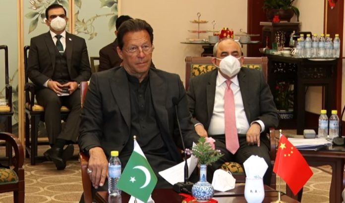 عمران خان ينفي 