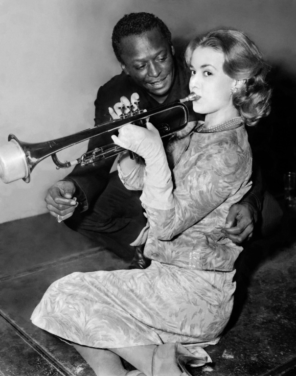 عازف البوق مايلز ديفيس يعلّم الممثلة الفرنسية جان مورو العزف في باريس في 5 كاون الأول/ديسمبر 1957 (ا ف ب)