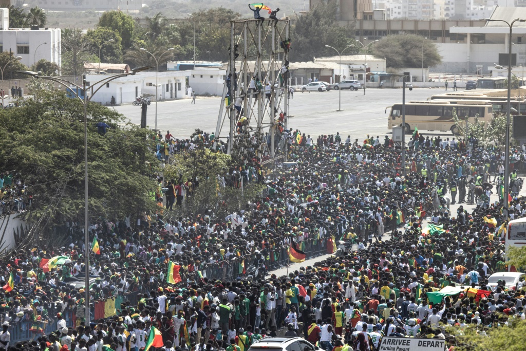 من احتشاد الجماهير السنغالية في محيط مطار العاصمة دكار في 7 فبراير 2022 لاستقبال منتخب بلادها المتوج بكأس أمم إفريقيا لكرة القدم للمرة الأولى في تاريخه (ا ف ب)