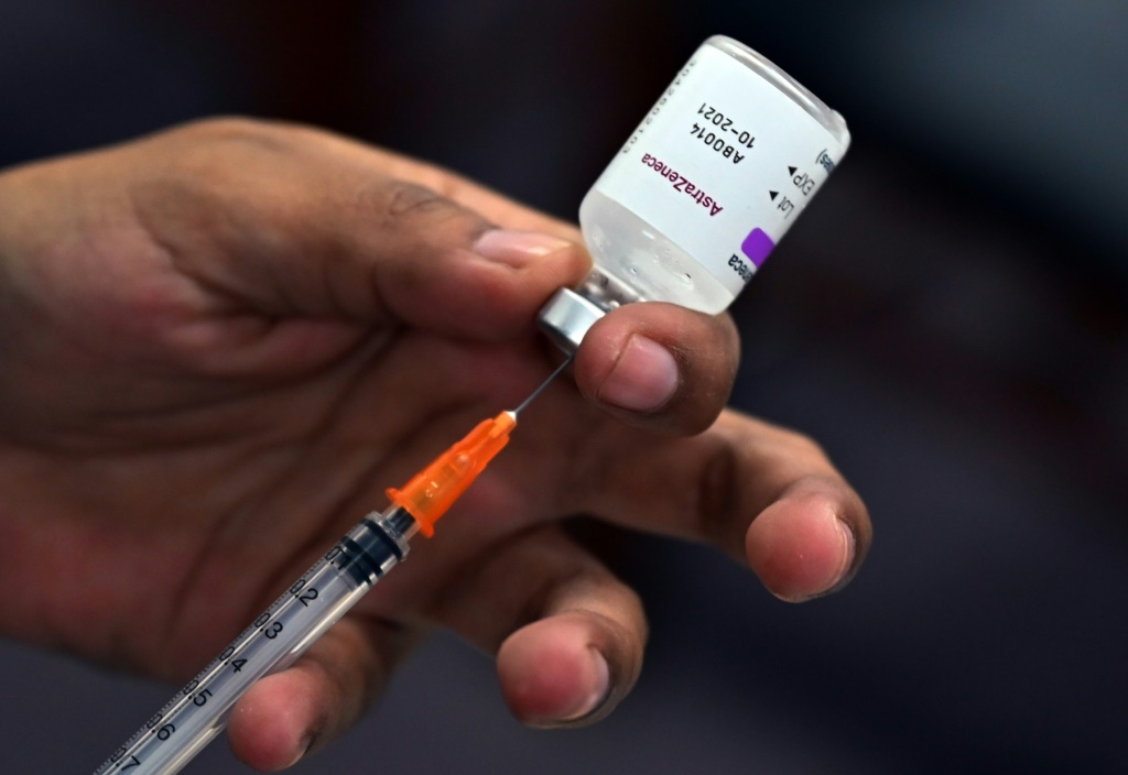 عامل صحة يجهز جرعة من لقاح استرازينيكا/اكسفورد المضاد لكوفيد، في سانتا كروز ببوليفيا في 18 تشرين الأول/أكتوبر 2021 (أ ف ب)