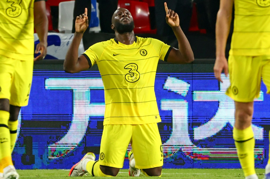 مهاجم تشلسي البلجيكي روميلو لوكاكو محتفلا بعد تسجيل هدف فريقه الوحيد في مرمى الهلال السعودي ليبلغ فريقه نهائي كأس العالم للأندية فبراير 2022 (ا ف ب)