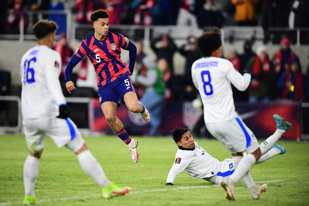 من مباراة الولايات المتحدة والسلفادور في تصفيات كأس العالم 2022م (ا ف ب)