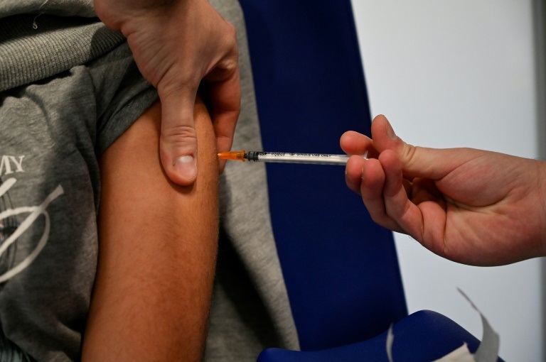 طفل يتلقى اللقاح في مدريد في 15 كانون الأول/ديسمبر 2021(ا ف ب)