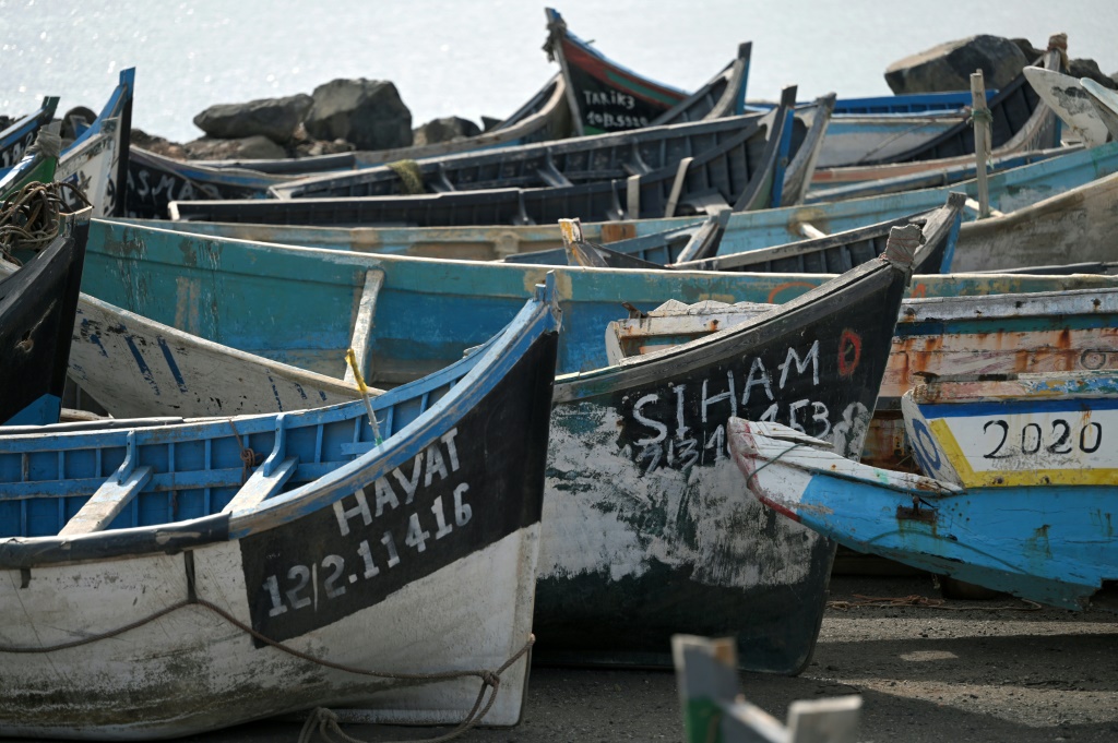 يحاول المهاجرون الأفارقة الوصول إلى جزر الكناري الإسبانية على متن زوارق مفتوحة تُعرف باسم القوارب. في الصورة: "مقبرة قارب" في أريناغا بجزيرة جران كناريا (أ ف ب)   
