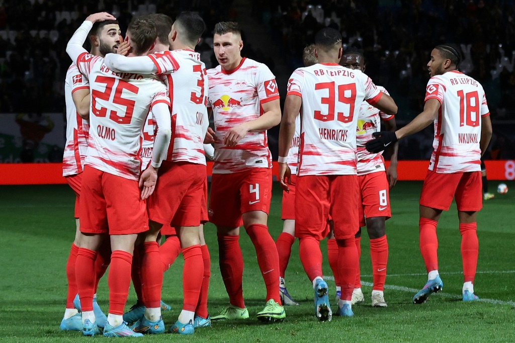 لاعبو لايبزيغ يحتفلون بهز شباك ضيفهم كولن (3-1) في الدوري الألماني في 11 شباط/فبراير 2022.(ا ف ب)