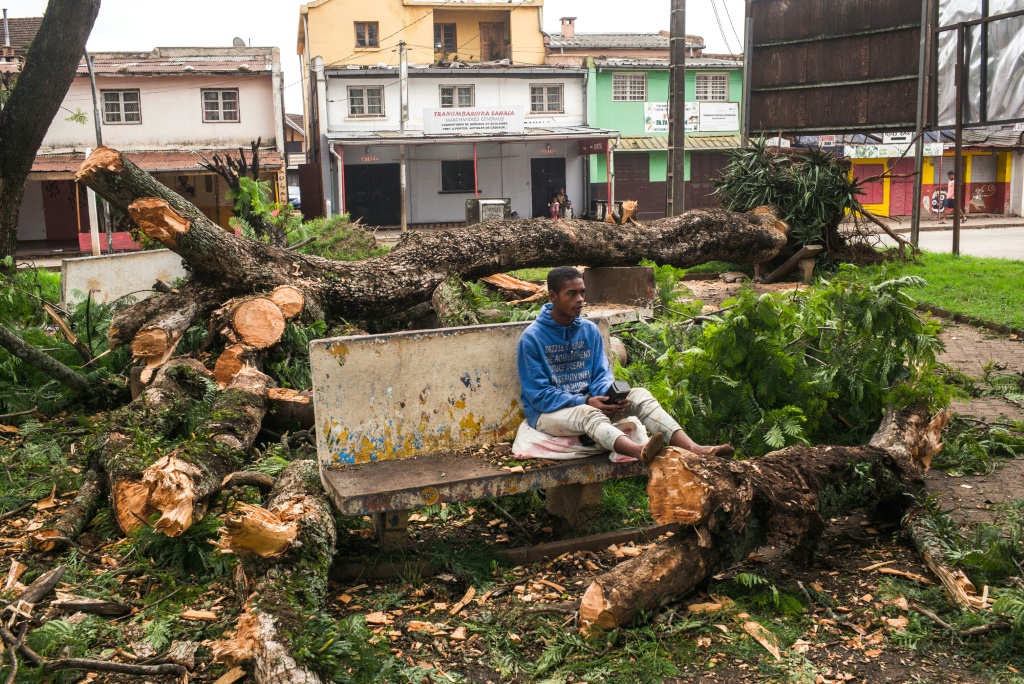 أحد سكان مدغشقر جالس على مقعد في ميدان انتسيرابي العام الذي ضربه الإعصار باتسيراي في 6 شباط/فبراير 2022(ا ف ب)