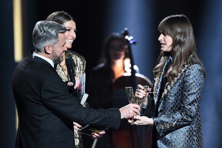 المغنية والمؤلفة الموسيقية كلارا لوتشياني تتسلم جائزتها في حفل توزيع جوائز فيكتوار الموسيقية الفرنسية في 11 شباط/فبراير 2022 (ا ف ب)