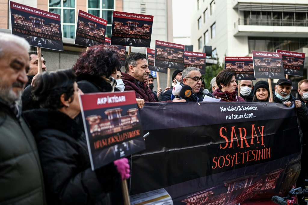 تظاهرة لابرز حزب معارض في تركيا حملت فيها لافتات كتب عليها "الحكومة تحاول التغطية على ارتفاع الأسعار"، في اسطنبول في 9 شباط/فبراير 2022 (أ ف ب)   
