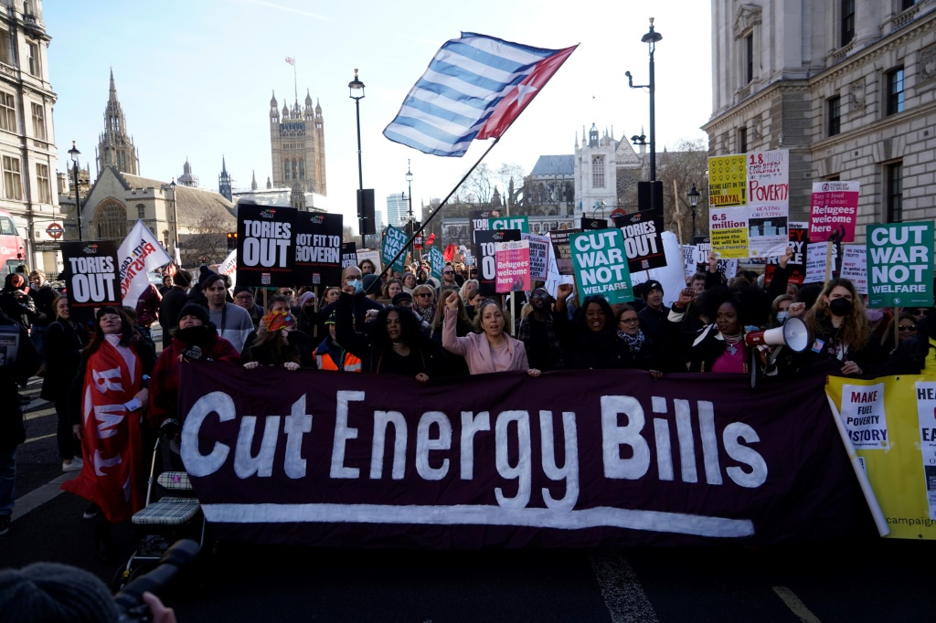 متظاهرون ضد غلاء المعيشة في 12 شباط/فبراير 2022 في لندن(ا ف ب)