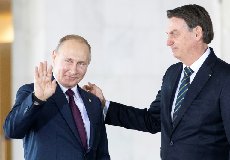 الرئيسين الروسي فلاديمير بوتين (يسار) والبرازيلي جايير بولسونارو (يمين) في 14 تشرين الثاني/نوفمبر 2019 قبل قمة البريكس في برازيليا(ا ف ب)