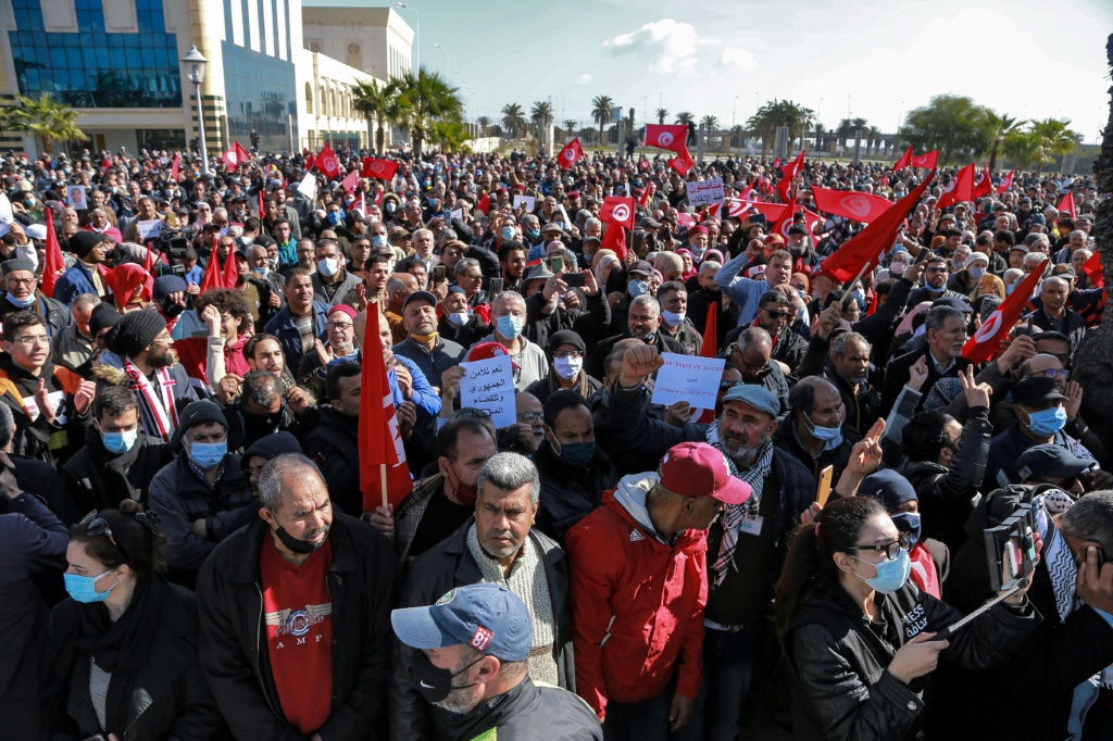 تونسيون يتظاهرون ضد الرئيس قيس سعيّد في تونس في 13 شباط/فبراير 2022(ا ف ب)