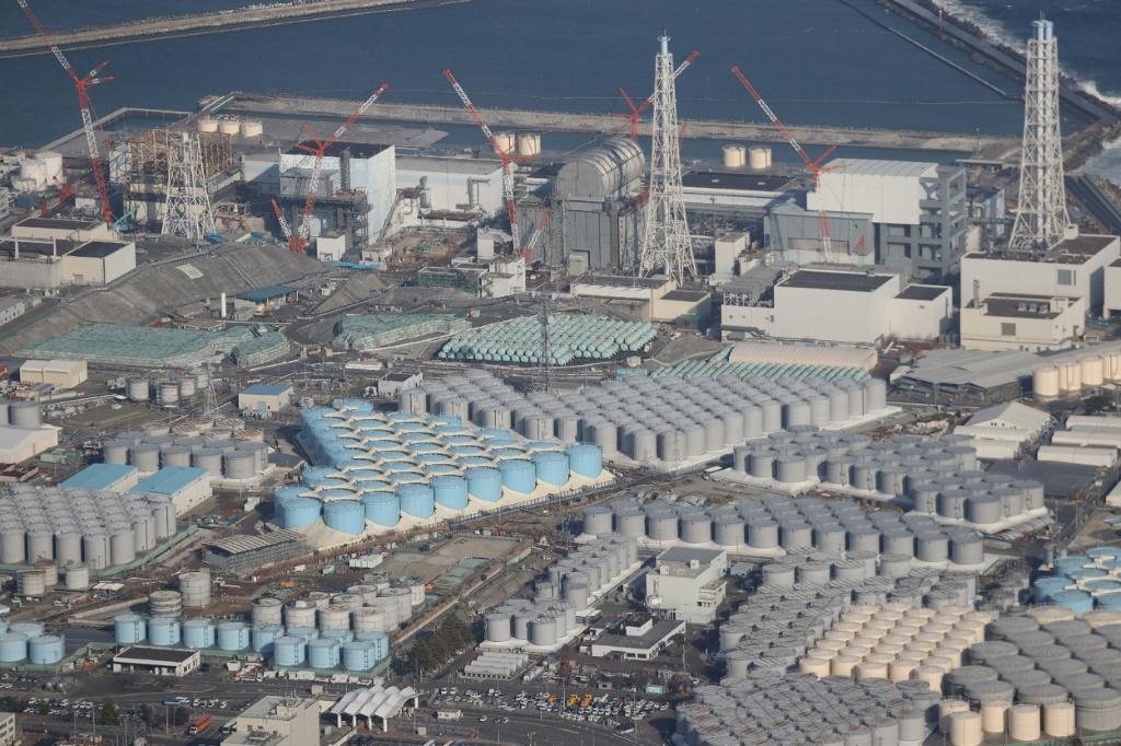 قوبلت خطط إطلاق المياه المعالجة من محطة فوكوشيما النووية المعطلة باحتجاجات (أ ف ب)