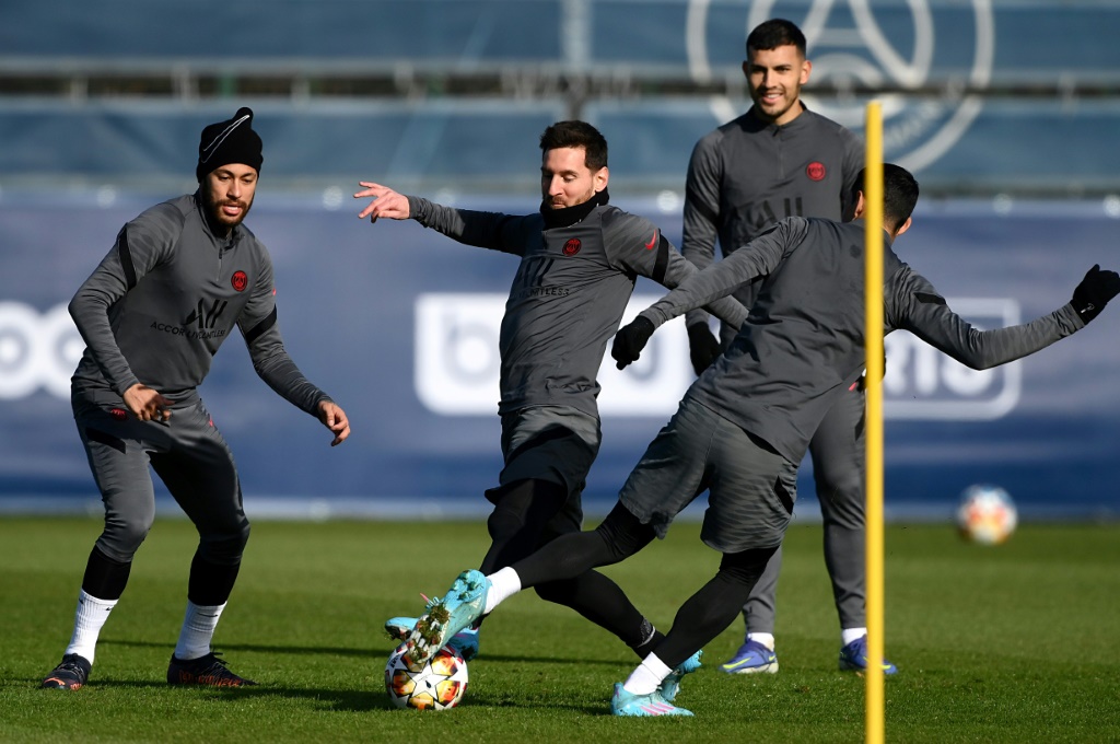مهاجم باريس سان جرمان الدولي البرازيلي نيمار (يسار) خلال تدريبات فريقه عشية مواجهة ريال مدريد الاسباني في ذهاب ثمن نهائي دوري ابطال اوروبا في 14 فبراير 2022 (ا ف ب)