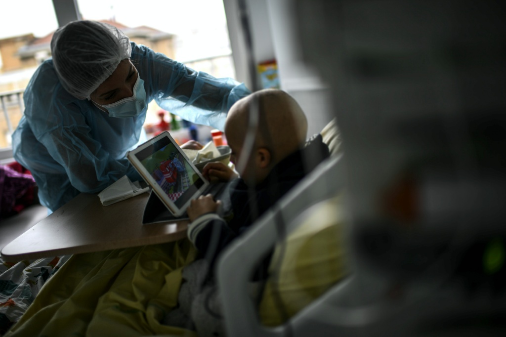 طفل مصاب بالسرطان مع والدته في مستشفى أرمان تروسو في باريس في آذار/مارس 2021(ا ف ب)