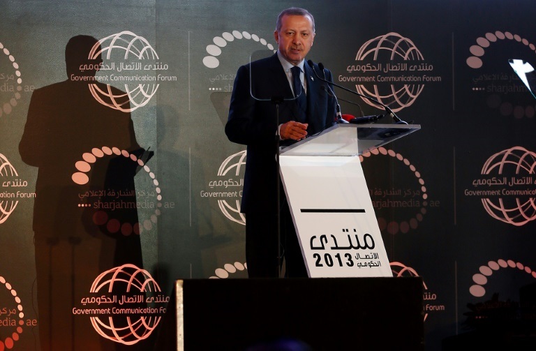 الرئيس التركي رجب طيب اردوغان يلقي خطابا خلال زيارة للشارقة في الامارات حين كان رئيسا للوزراء في 24 شباط/فبراير 2013 (ا ف ب)