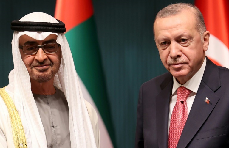 الرئيس التركي رجب طيب إردوغان وولي عهد أبو ظبي الشيخ محمد بن زايد آل نهيان في أنقرة في 24 تشرين الثاني/نوفمبر 2021 (ا ف ب)