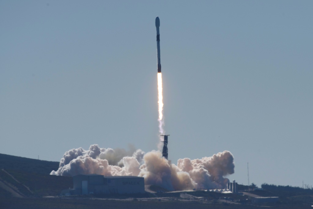 أطلق صاروخ سبيس إكس فالكون 9 بنجاح قمر تجسس أمريكي إلى المدار في 2 فبراير 2022 من مجمع إطلاق في كاليفورنيا (أ ف ب)