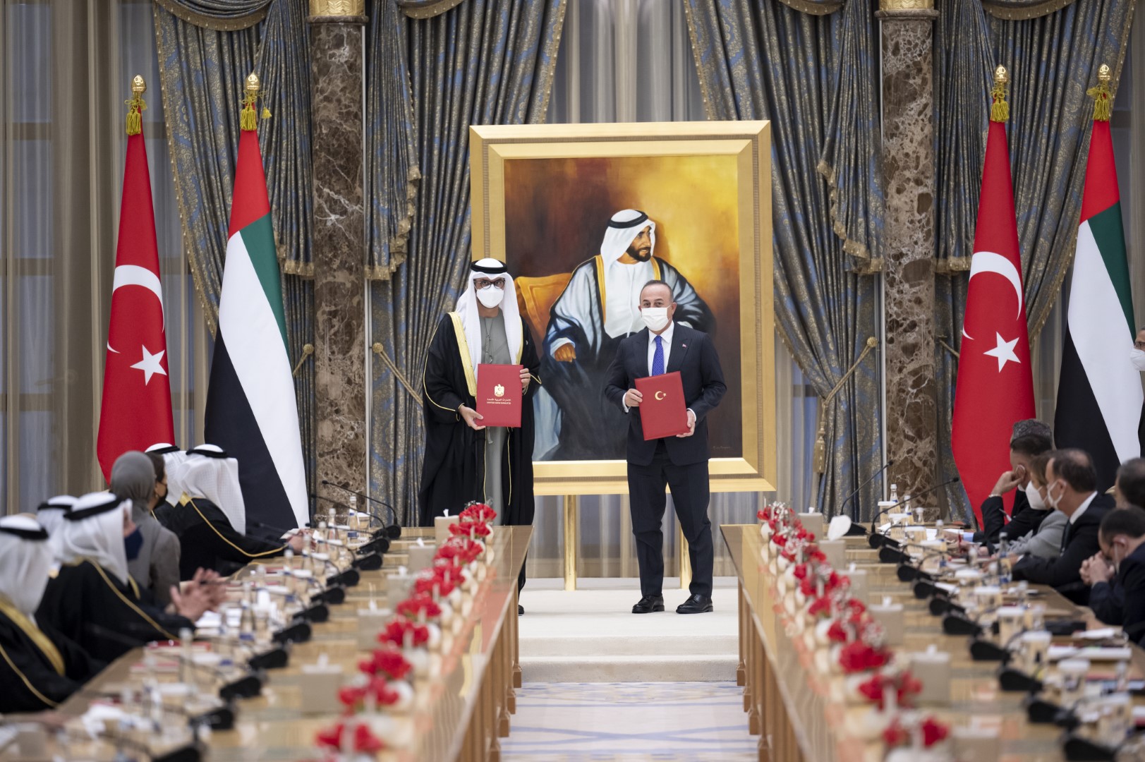 وزير الخارجية التركي مع مسؤل اماراتي (وام)