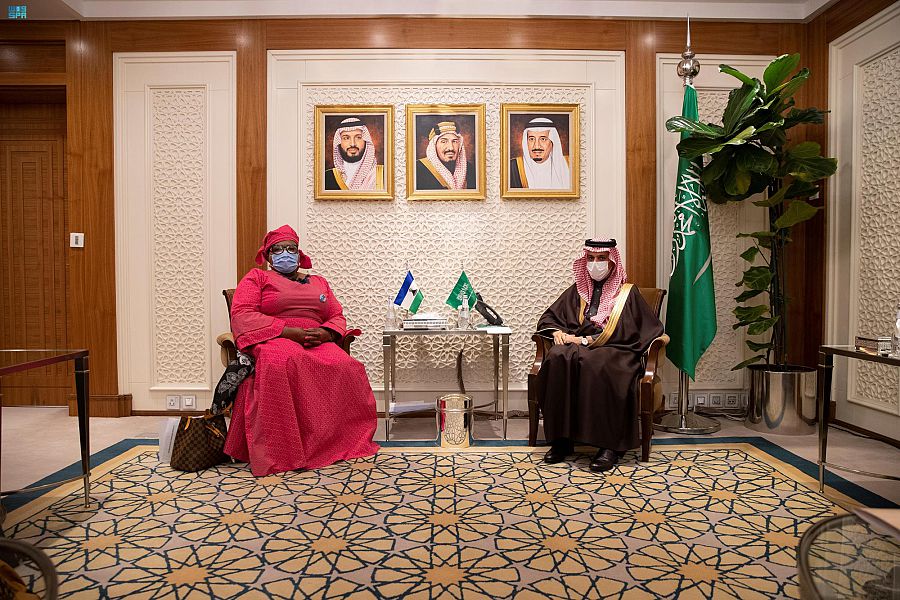 وزير الخارجية السعودي فيصل بن فرحان مع وزيرة الخارجية بمملكة ليوتو السيدة متسيبو راماكواي.  (واس)