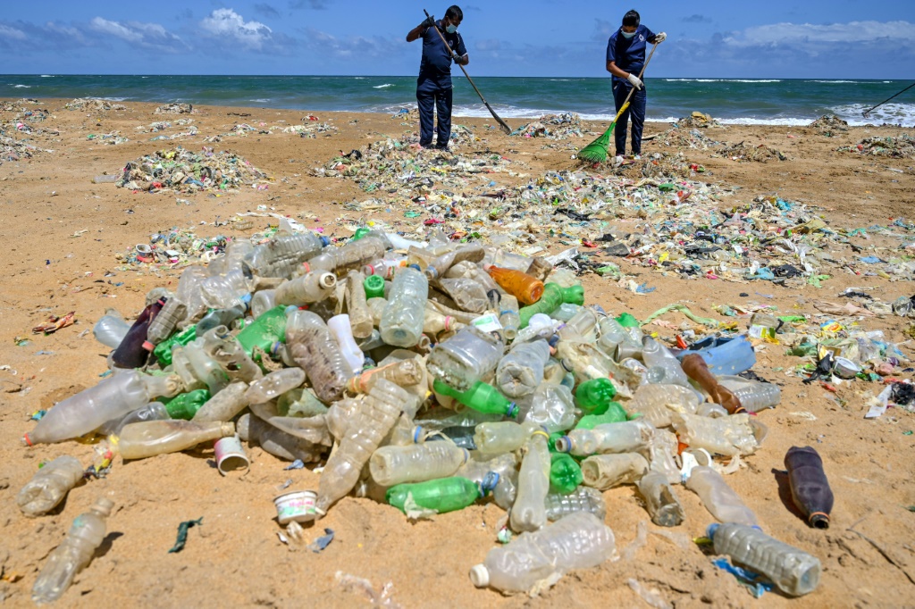    تنظيف شاطئ من النفايات البلاستيكية المكدسة قرب العاصمة السريلانكية كولومبو في 5 حزيران/يونيو 2020 (أ ف ب)